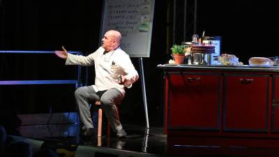 Franko Korošec med razglabljanjem o poreklu čevapčičev