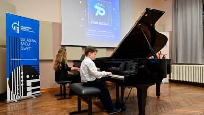 Mladi učenec Glasbene matice Evan Miliani je priredbo Bachove arije zaigral tudi v Gallusovi dvorani na sedežu glasbene šole v Rojanu, kjer so mu priredili sprejem (FOTODAMJ@N)