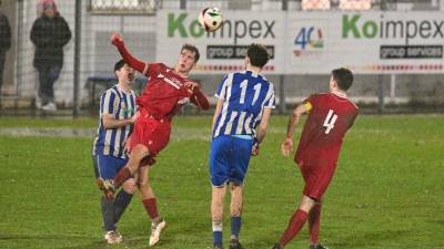 Nogometaš Krasa Dean Pertot v skoku z glavo (FOTODAMJ@N)