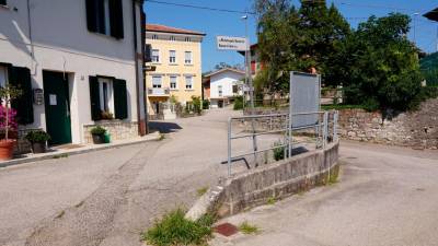 Podporni zid bodo porušili in ponovno zgradili, zgornji del ceste pa bo po obnovi namenjen izključno pešcem (MAREGA/TIBALDI)