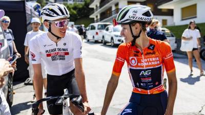 Svetovni prvak Tadej Pogačar (levo) s svojim dekletom Urško Žigart (ANSA)