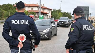 Italijanska policista izvajata kontrolo na meji, fotografija je simbolična (FOTODAMJ@N)