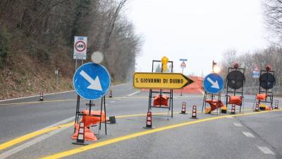 Kdor je s prometnimi znaki označil zaporo pri Sabličih, je pozabil na dvojezičnost (BUMBACA)