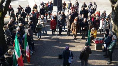 Pri spomeniku se je zbralo veliko ljudi, med njimi je bila slovenska senatorka Tatjana Rojc (BUMBACA)