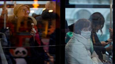 Zaščitne maske bodo do 15. junija obvezne v prevozih (ANSA)