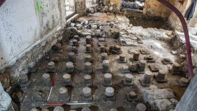 Stebricki talnega gretja, ki so jih arheologi odkrili v dveh prostorih Rustjeve hiše (SKUPINA STIK)