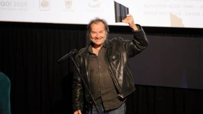 Peter Zeitlinger se v goriškem Kinemaxu veseli nagrade Darka Bratine (BUMBACA)