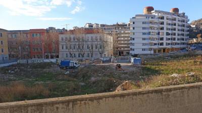 Območje nekdanje vojašnice v Rojanu sameva (ARHIV)