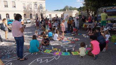 Četrtkov ustvarjalni živ-žav na skupnem trgu (BUMBACA)
