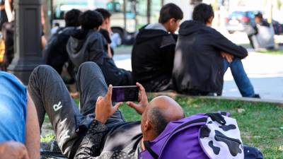 Na trgu pred tržaško železniško postajo se zadržujejo migranti, kar bi mestna uprava rada preprečila