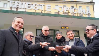 Predstavniki Liste Russo Punto Franco so rojstni dan župana Roberta Dipiazze praznovali pred tramvajsko postajo (FOTODAMJ@N)