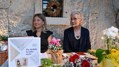 Urednica Nadia Roncelli in avtorica Marta Košuta (desno) na petkovi predstavitvi v Kraški hiši