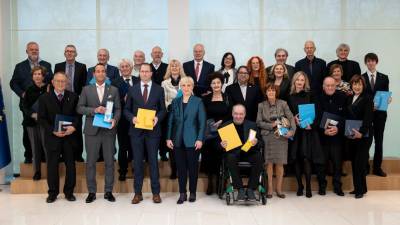 Skupinska slika odlikovancev (UPRS/KATJA KODBA/STA)