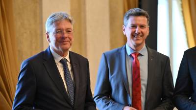Peter Kaiser (levo) ob svojem nasledniku Danielu Fellnerju (v ozadju)