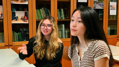 Ameriški študentki Mollie Edmondson in Josephine Wang na liceju Franceta Prešerna (FOTODAMJ@N)