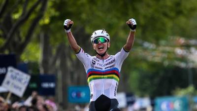 Tadej Pogačar je po svetovnem naslovu osvojil še naslov evropskega prvaka (JEFF PACHOUD / ANSA)