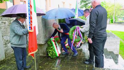 Prizor lanskoletnega poklona padlim v Doberdobu ob 25. aprilu