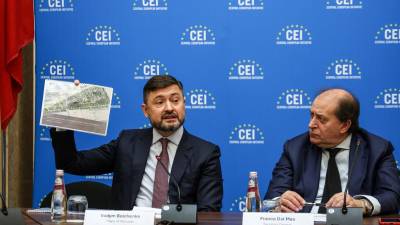 Župan mesta Mariupol Vadim Bojčenko (levo) predstavlja nepremičninski projekt, ob njem generalni sekretar SEP Franco Dal Mas (Tedeschi/FotoDamj@n)