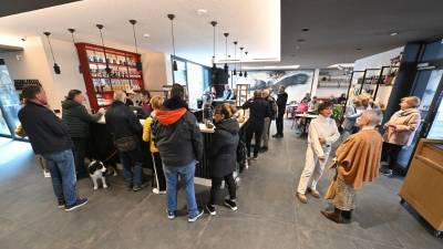 Okrepčevalnica stoji sredi Opčin, na območju nekdanje vojašnice finančne policije