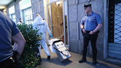 Pred poslopjem v Grugliascu, kjer se je včeraj zgodil še en femicid