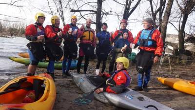 Preden so sedli v čolne, so odprli steklenico penine in nazdravili novemu letu (MAREGA/BUMBACA)