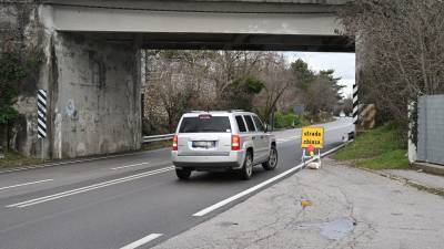 Pod mostom je tabla (samo enojezična) navajala, da je cesta zaprta, ovir pa ni bilo (FotoDamj@n)