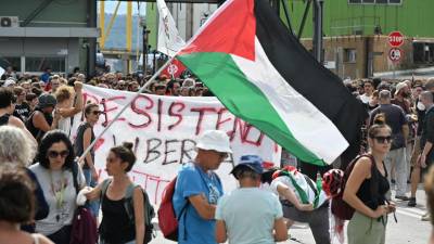 Pred desetimi dnevi se je pred četrtim vhodom v tržaško pristanišče zbralo okoli 5000 ljudi