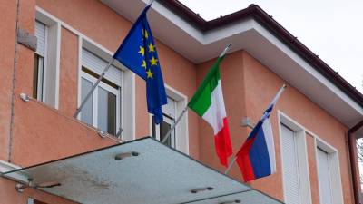 Na občinski hiši na Colu vedno plapola italijansko-evropsko-slovenska trojica (FOTODAMJ@N)