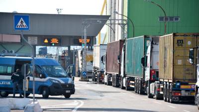 V tržaško pristanišče se vsak dan pripelje veliko tovornjakov (FOTODAMJ@N)