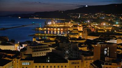 Večerni mrak bo v nedeljo legel na Trst že ob 17. uri (FOTODAMJ@N)
