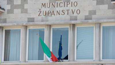 Italijanska in evropska zastava na pročelju devinsko-nabrežinskega županstva (FOTODAMJ@N)