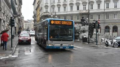 Tržašk avtobus v snegu