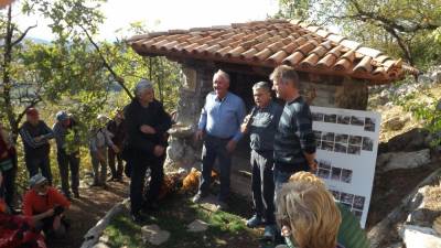 Župnik Marijan Markežič je blagoslovil kapelico, ki jo je obnovil domačin Mirko Radinja s pomočjo prijatelja Marca Cavallina