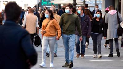 Od petka, 11. februarja, nošenje zaščitne maske na prostem ne bo več obvezno, je napovedal državni sekretar za zdravje Andrea Costa (ARHIV)