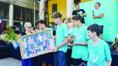 Majda Mozetič z vnuki ob zaključku letošnje, 40. Soške regate (SILVAN PITTOLI)