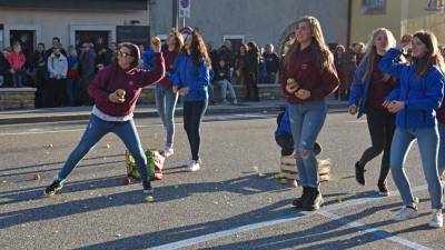Dekleta so se obmetavala z jabolki (FOTODAMJ@N)