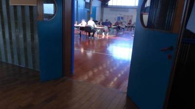 Leta 2019 se je za zaposlitev na Občini Sovodnje potegovalo kar 44 kandidatov, zato so pisno preizkušnjo morali prirediti v telovadnici (ARHIV/BUMBACA)