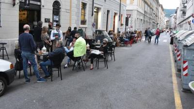 Zaprta Ul. Cadorna z mizicami in stoli barov in restavracij (FOTODAMJ@N)