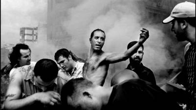 Civilisti kopljejo po ruševinah v iskanju preživelih le nekaj trenutkov po tem, ko je bilo v izraelskem letalskem napadu uničenih več stavb v četrti Dahija. Bejrut, Libanon, 2006 (© PAOLO PELLEGRIN / MAGNUM PHOTOS)