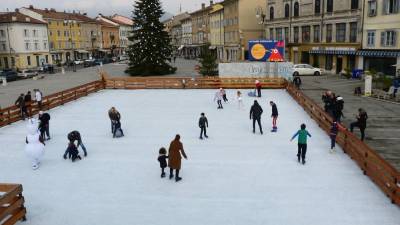 V Gorici so postavili tudi drsališče na ledu (BUMBACA)