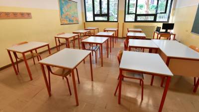 V šolskem letu 2026/2027 bo v FJK 49 šolskih sodelavcev manj, na slovenskih šolah naj bi zmanjkali trije, katerim je treba dodati še enega administrativnega asistenta (ARHIV)
