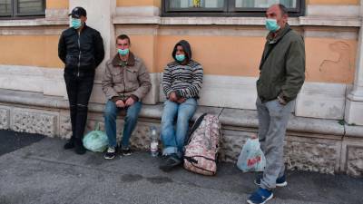 Okoli železniške postaje se ljudje v stiski zbirajo tako kot v normalnih okoliščinah, novega virusa se ne boji nihče (FOTODAMJ@N)