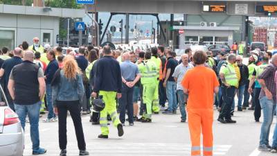 Pristaniški delavci med protestom proti odstavitvi D’Agostina junija 2020 (FOTODAMJ@N)