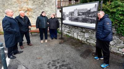 Odkritja table s fotografijo Brdine se je udeležil tržaški župan Roberto Dipiazza (prvi z leve), fotografijo pa je prispeval zbiratelj Zoran Sosič (FOTODAMJ@N)