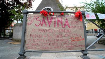 Napis v spomin na Savino rupel na Trgu Puecher (FOTODAMJ@N)