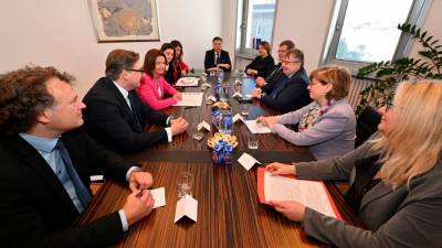 Zunanja ministrica RS Tanja Fajon se je v prostorih generalnega konzulata Republike Slovenije v Trstu sestala s predstavniki slovenske narodne skupnosti v Italiji (FOTODAMJ@N)