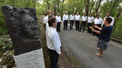 Pri Kosovelovem kipu je zapel domači zbor Kraški dom, ki ga vodi Vesna Guštin