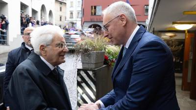 Predsednik republike Sergio Mattarella in predsednik deželnega sveta FJK Mauro Bordin v Guminu (ANSA)