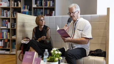 Helena Lozano in Boris Pangerc v Tržaškem knjižnem središču (FOTODAMJ@N)