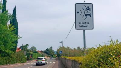 Z obcestnega stebra v Pobegih je minuli konec tedna izginilo ohišje, v katerem je od lanske jeseni pogosto radar (SIJAN PRETNAR/PRIMORSKE NOVICE)